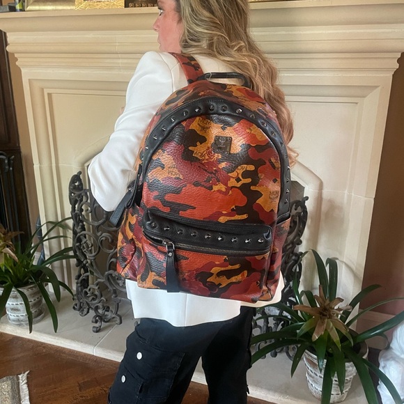 MCM 🔥full-size backpack visetos Camo orange with blk studs - Picture 3 of 16